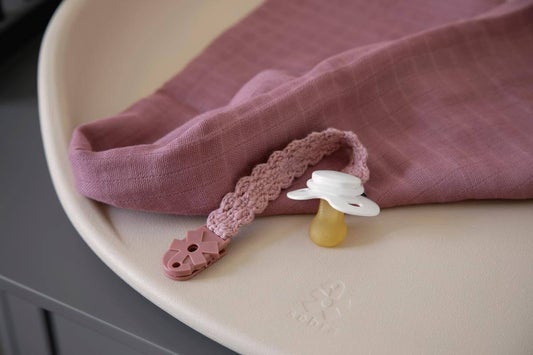 Sebra Crochet Pacifier Holder in Blossom Pink - Scandibørn